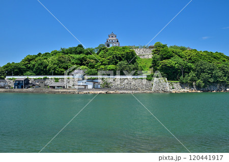 青空に映える「唐津城 天守閣」と石垣・眺望 青空に映える「唐津城 天守閣」と石垣・眺望 120441917
