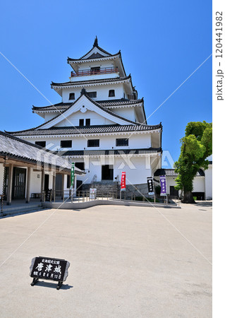 青空に映える「唐津城 天守閣」と石垣・眺望 青空に映える「唐津城 天守閣」と石垣・眺望 120441982