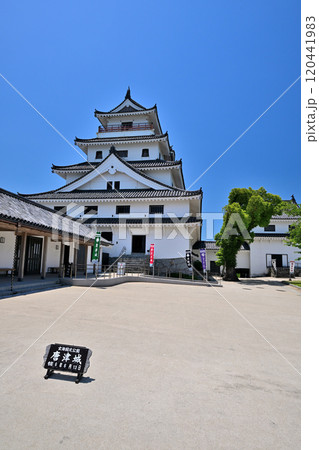 青空に映える「唐津城 天守閣」と石垣・眺望 120441983