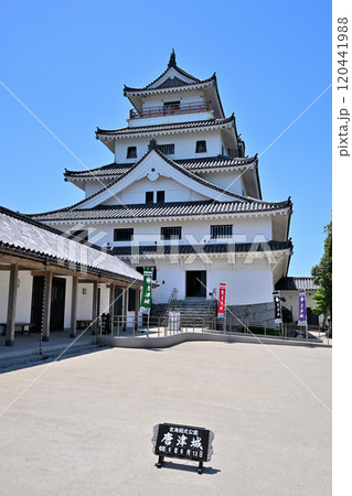 青空に映える「唐津城 天守閣」と石垣・眺望 青空に映える「唐津城 天守閣」と石垣・眺望 120441988