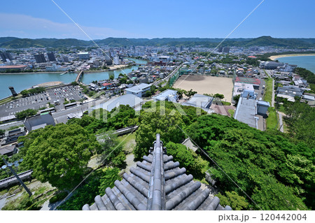 青空に映える「唐津城 天守閣」と石垣・眺望 青空に映える「唐津城 天守閣」と石垣・眺望 120442004
