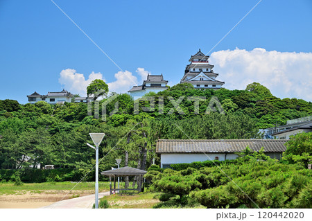 青空に映える「唐津城 天守閣」と石垣・眺望 青空に映える「唐津城 天守閣」と石垣・眺望 120442020
