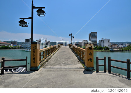 青空に映える「唐津城 天守閣」と石垣・眺望 120442043