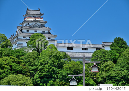 青空に映える「唐津城 天守閣」と石垣・眺望 120442045