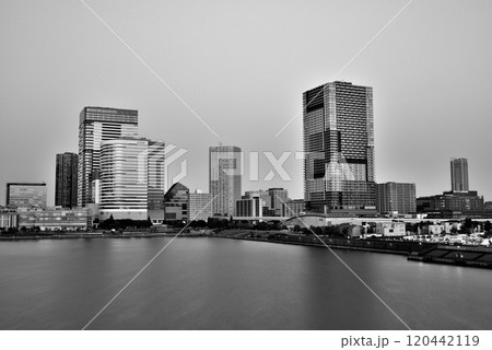 晴海大橋から観たららぽーと豊洲高層マンションの夕景  モノクロ 120442119