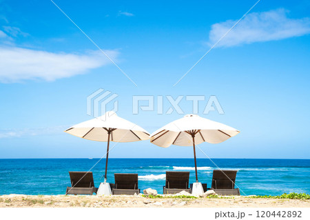 南国の海とビーチパラソル 120442892