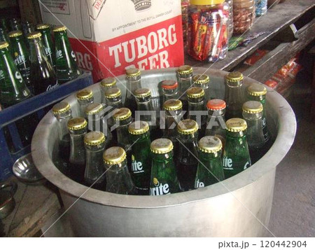 たらいに入ったジュース　アジア 120442904