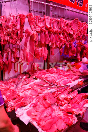 香港の市場の肉屋で売られる豚肉。牛肉や鶏肉より高級で高価。中国人は豚肉が大好きだ 香港の市場の肉屋で売られる豚肉。牛肉や鶏肉より高級で高価。中国人は豚肉が大好きだ 120442965