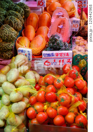 香港の市場の野菜。中国野菜と西洋野菜が混在して売られている 香港の市場の野菜。中国野菜と西洋野菜が混在して売られている 120442968