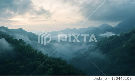 霧がかかった山の風景 120443108