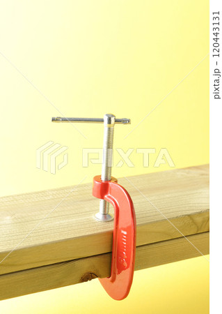 クランプで材木を挟んで固定する クランプで材木を挟んで固定する 120443131