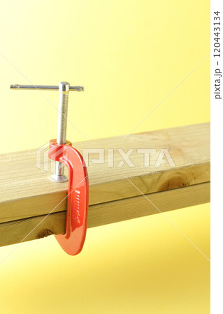 クランプで材木を挟んで固定する 120443134