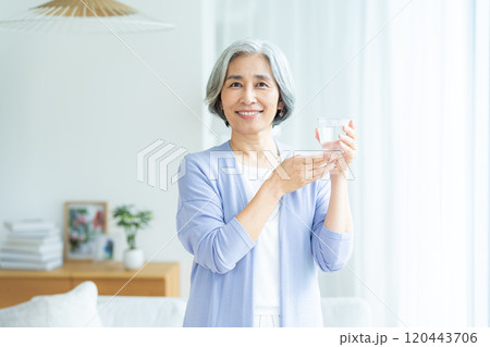 コップを持つシニア女性 120443706