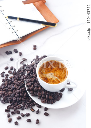 エスプレッソに牛乳をたっぷり入れたコーヒー、カフェ・ラッテと、深煎りしたコーヒー豆 120443722