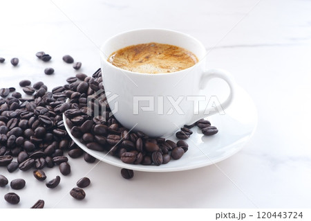 エスプレッソに牛乳をたっぷり入れたコーヒー、カフェ・ラッテと、深煎りしたコーヒー豆 エスプレッソに牛乳をたっぷり入れたコーヒー、カフェ・ラッテと、深煎りしたコーヒー豆 120443724