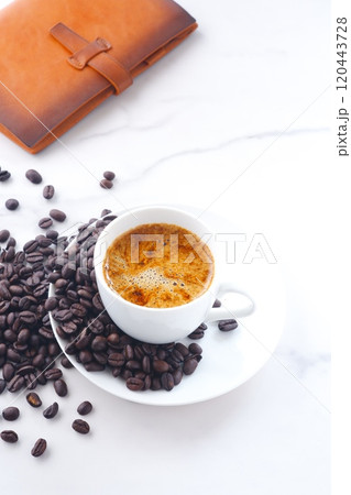 エスプレッソに牛乳をたっぷり入れたコーヒー、カフェ・ラッテと、深煎りしたコーヒー豆 エスプレッソに牛乳をたっぷり入れたコーヒー、カフェ・ラッテと、深煎りしたコーヒー豆 120443728