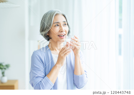 コップを持つシニア女性 120443748