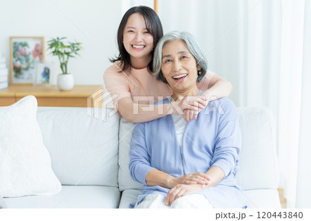 リビングでくつろぐ仲良し親子 リビングでくつろぐ仲良し親子 120443840