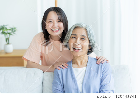 リビングでくつろぐ仲良し親子 リビングでくつろぐ仲良し親子 120443841