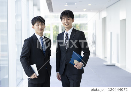 ビジネス スーツを着て微笑む若い男性 ビジネス スーツを着て微笑む若い男性 120444072
