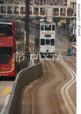 香港の庶民の足「トラム」（路面電車）英国植民地時代から走り続ける香港庶民の足 120444308