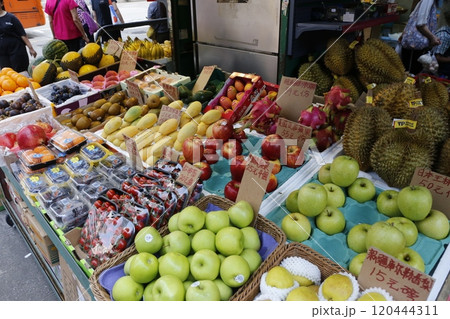 青空市場で売られる、オレンジなどの果物。ほとんどが輸入品。 青空市場で売られる、オレンジなどの果物。ほとんどが輸入品。 120444311