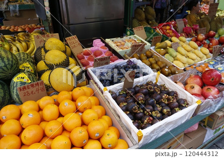 青空市場で売られる、オレンジなどの果物。ほとんどが輸入品。 120444312
