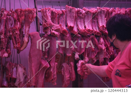 香港の市場の肉屋で売られる豚肉。牛肉や鶏肉より高級で高価。中国人は豚肉が大好きだ 120444313