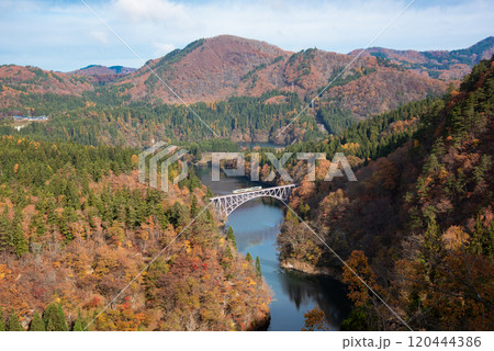 秋の只見川と只見線 120444386