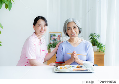 食事を用意する介護士 120444630