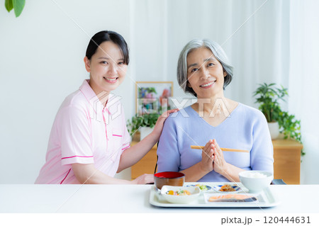 食事を用意する介護士 120444631