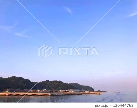 青い空と瀬戸内の島 120444762
