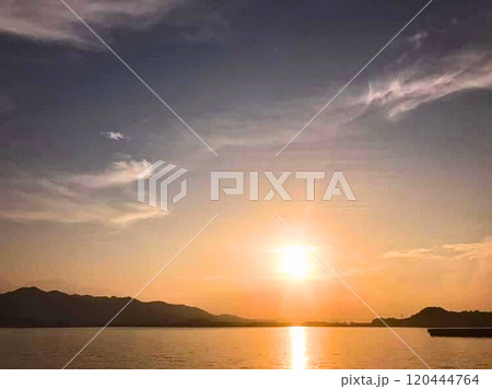 海に沈む夕日 120444764