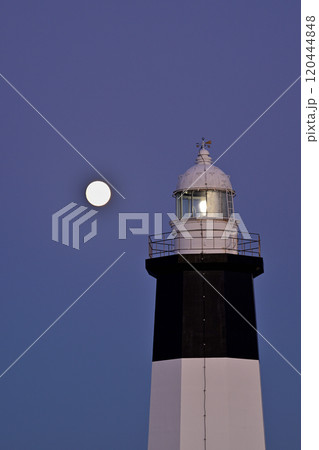 能取岬灯台と月 能取岬灯台と月 120444848