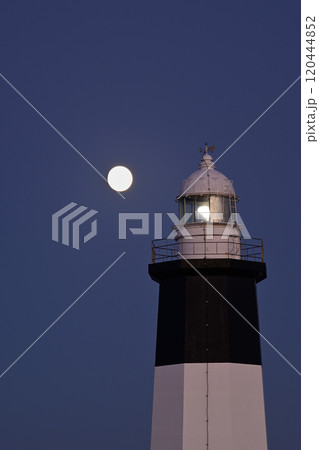 能取岬灯台と月 120444852