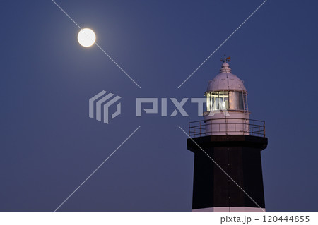 能取岬灯台と月 120444855