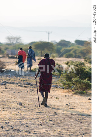 タンザニアのマサイ族の村 120445028