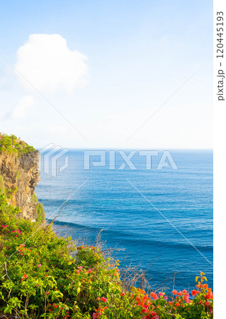 インドネシア・バリ島 ウルワツ寺院からの景観 インドネシア・バリ島 ウルワツ寺院からの景観 120445193