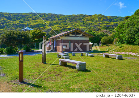 高知県土佐清水市の足摺岬公園と足摺岬観光案内所を見る 120446037