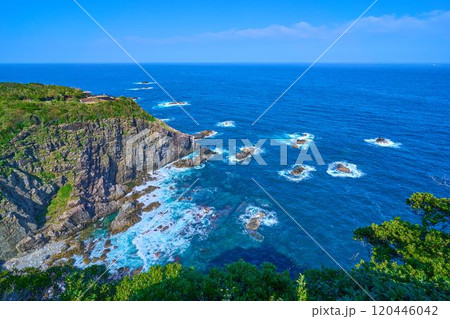 高知県土佐清水市の足摺岬展望台から天狗の鼻方面を見る 高知県土佐清水市の足摺岬展望台から天狗の鼻方面を見る 120446042