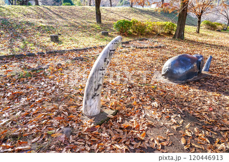 秋晴れの阿須運動公園　古代広場のアケボノゾウ（埼玉県飯能市） 120446913