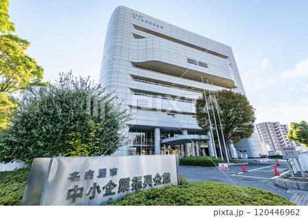 愛知県名古屋市 様々なイベントが行われる快晴の名古屋市中小企業振興会館(吹上ホール) 愛知県名古屋市 様々なイベントが行われる快晴の名古屋市中小企業振興会館(吹上ホール) 120446962