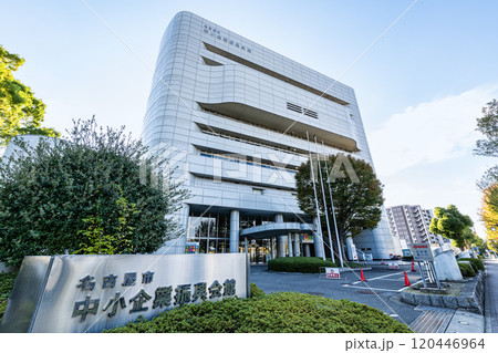 愛知県名古屋市　様々なイベントが行われる快晴の名古屋市中小企業振興会館（吹上ホール） 120446964