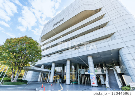 愛知県名古屋市　様々なイベントが行われる快晴の名古屋市中小企業振興会館（吹上ホール） 120446965
