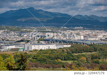 男山展望台から向日市　愛宕山の眺め　京都府八幡市 120447179