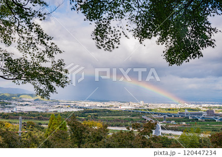 男山展望台から虹の架かる向日市方面の眺め 京都府八幡市 男山展望台から虹の架かる向日市方面の眺め 京都府八幡市 120447234