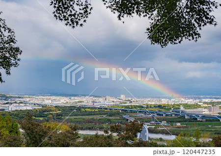 男山展望台から虹の架かる向日市方面の眺め　京都府八幡市 120447235