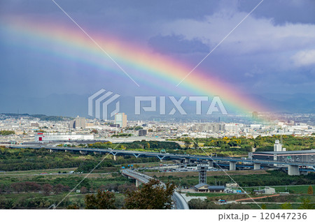 男山展望台から虹の架かる向日市方面の眺め　京都府八幡市 120447236