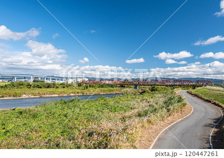 京都府八幡市を流れる木津川 京都府八幡市を流れる木津川 120447261