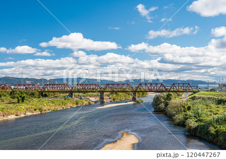 京都府八幡市を流れる木津川 120447267